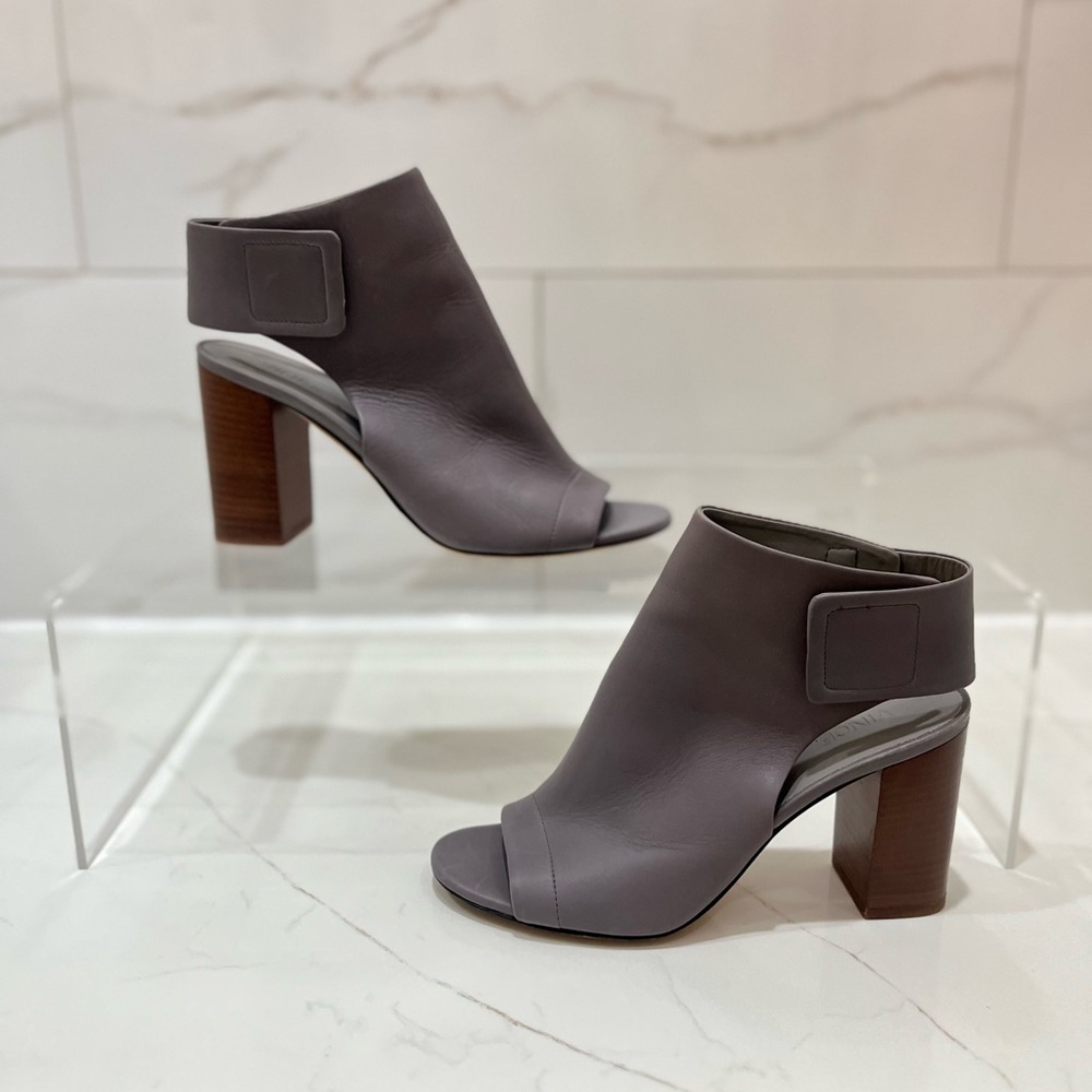 Vince Faye Vero Cuomo Italian made Gray leather Open-Toe Ankle Slingback sandal